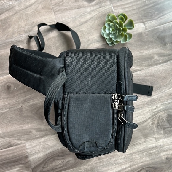 COPY - LOWEPRO black sling camera bag - EUC - Picture 11 of 16